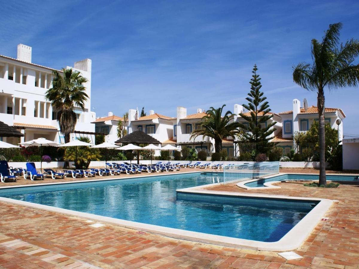 LiggingDit aantrekkelijke appartementencomplex ligt in een rustige woonwijk in Lagos. Het mooie zandstrand Porto Mós bevindt zich op ongeveer 800 meter (verbinding via de shuttlebus). De oude binnenstad van Lagos ligt op minder dan 1 km afstand. In de nabije omgeving van het complex vinden de gasten tal van winkel- en amusementsmogelijkheden. HotelfaciliteitenVoor de gasten staan in een hoofdgebouw met 3 verdiepingen en in een bijgebouw 87 appartementen ter beschikking. De receptie is 24 uur per dag geopend. Service zoals een bagagedepot