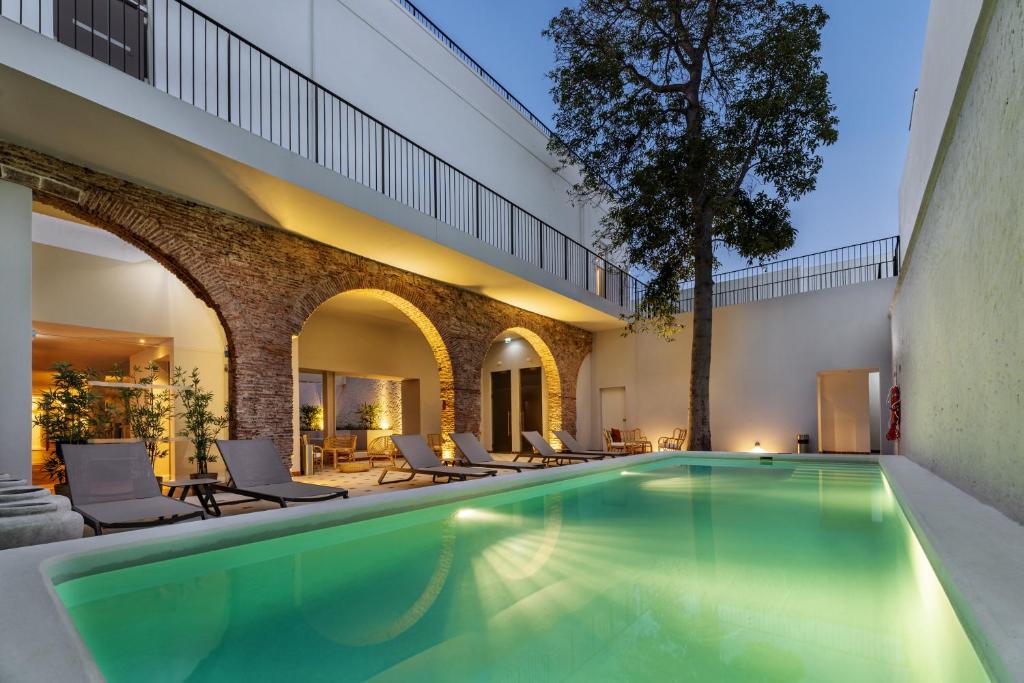 LiggingDit hotel begroet de gasten in Vila Real de Santo Antonio. HotelfaciliteitenHet vriendelijke personeel aan de receptie is graag bij alle vragen behulpzaam. In de openbare ruimtes is Wi-Fi verkrijgbaar. Het verblijf beschikt over meerdere voor gehandicapten toegankelijke vrijetijdsbestedingen. Het hotel beschikt over faciliteiten voor rolstoelgebruikers en een lift. Tot de overige voorzieningen van het hotel behoort een tv-ruimte. Wie met de auto komt