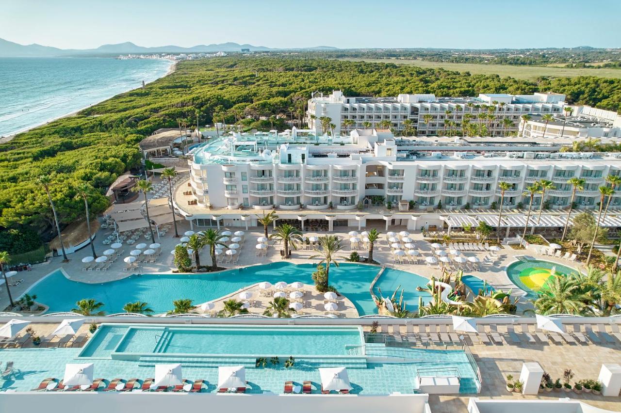 LiggingIberostar Selection Albufera Park is een viersterrenplus hotel gelegen aan het rustige Playa de Muro in het noorden van Mallorca. Het hotel ligt direct aan het zandstrand en grenst aan het natuurpark S'Albufera