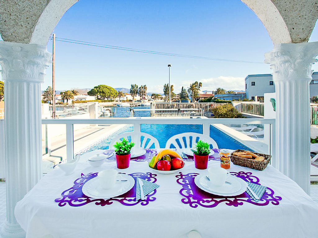 Requesens canal | Boeken bij Flickmyhouse