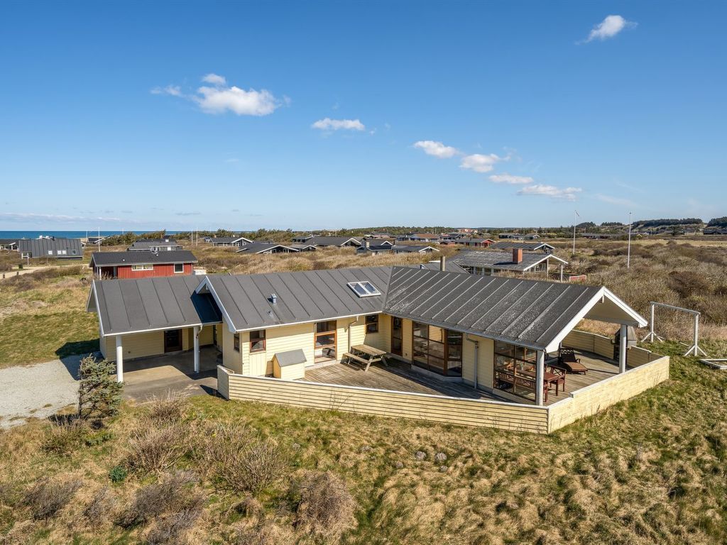 "Fam" - 300m from the sea | Boeken bij Flickmyhouse