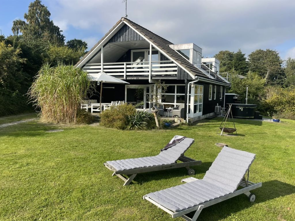 "Asmod" - 450m from the sea | Boeken bij Flickmyhouse