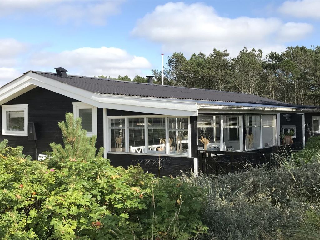 "Hjort" - 1.2km from the sea | Boeken bij Flickmyhouse