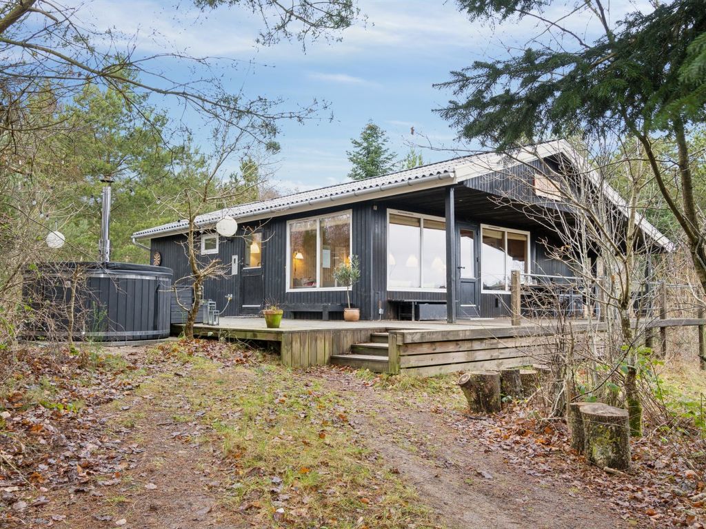 "Gunward" - 3km from the sea | Boeken bij Flickmyhouse