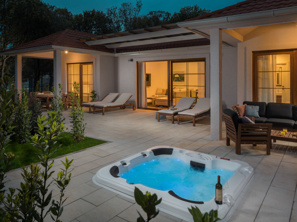 Luxury Bay Villa with private hot tub | Boeken bij Flickmyhouse