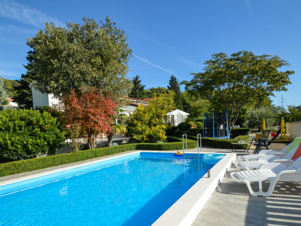 Villa Bloom garden | Boeken bij Flickmyhouse