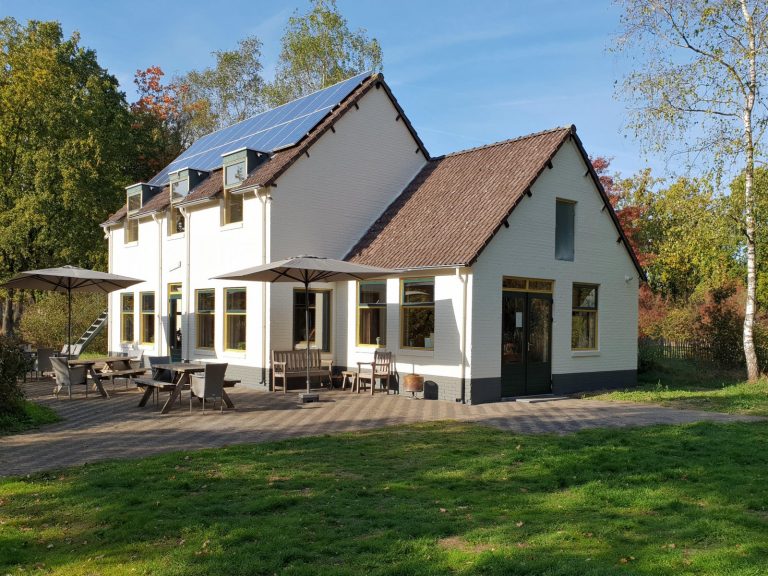 Gezellig 20-persoons familiehuis in het groen met goede voorzieningen