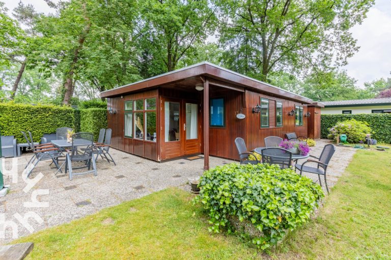 5-persoons bungalow met omheinde tuin en privacy op de Veluwe met een zwembad op het park
