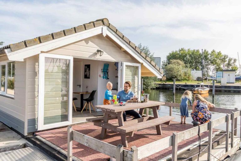 Uniek gelegen 4 persoons chalet op het water in Marina Muiderzand in Almere.