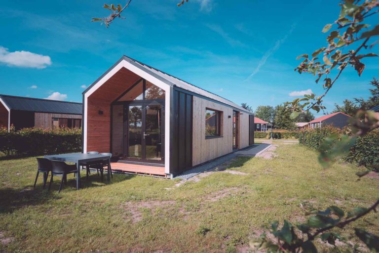 Knus 16 persoons groepsblokhut met 4 tiny houses nabij Lemmer