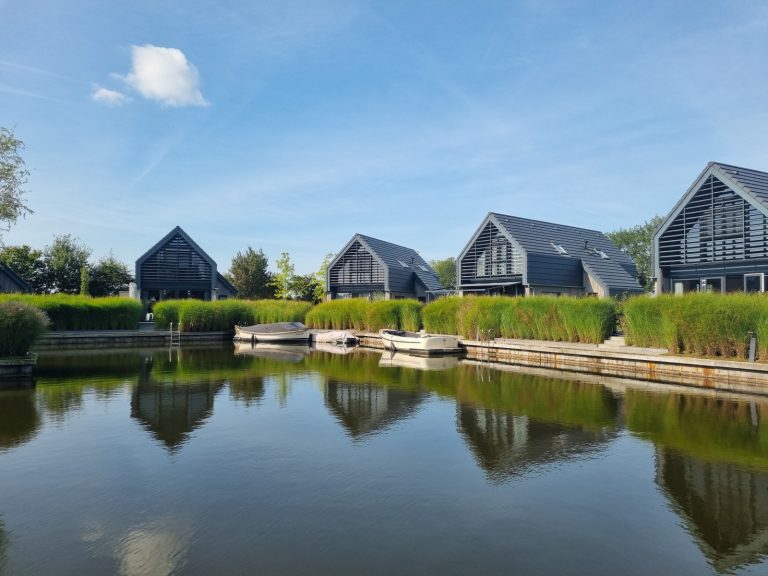 Luxe vrijstaande 8 persoons Watervilla direct gelegen aan het Slotermeer