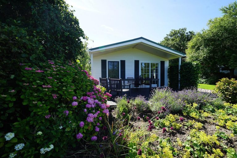 Kleurvol ingerichte 4 persoons vakantiewoning gelegen op Vakantiepark in Noord-Scharwoude