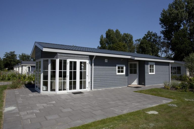 4 persoons chalet op vakantiepark Buitenhuizen met buitenzwembad in Velsen-Zuid.