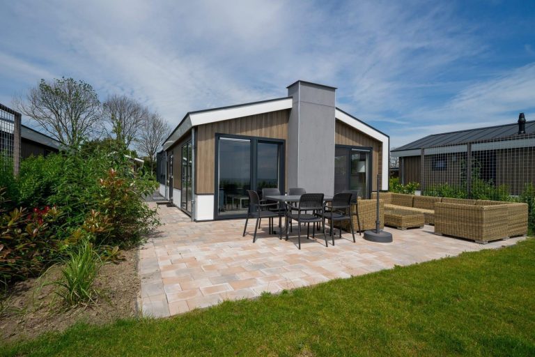 Mooi 6 persoons chalet met eigen vlonder aan het Markermeer op een vakantiepark