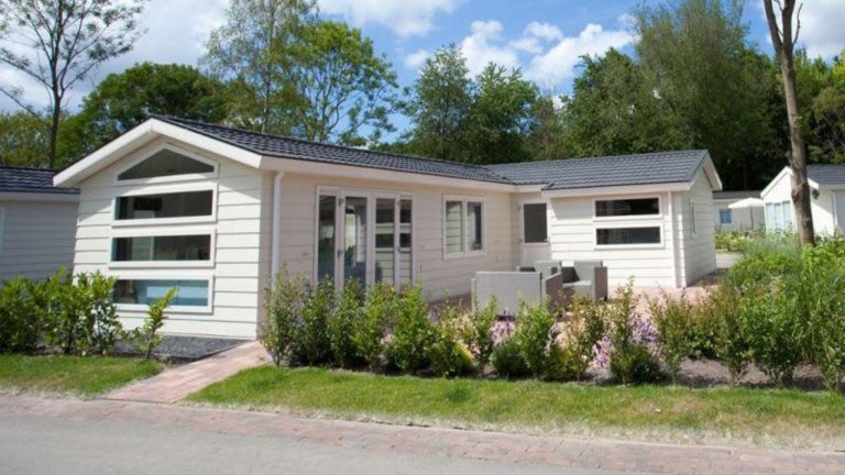 6 persoons chalet met veel privacy en ruimte op een vakantiepark in Halfweg
