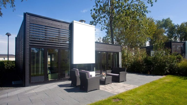 Ruime 6 persoons vakantiewoning met hoge raampartijen op een vakantiepark in Halfweg