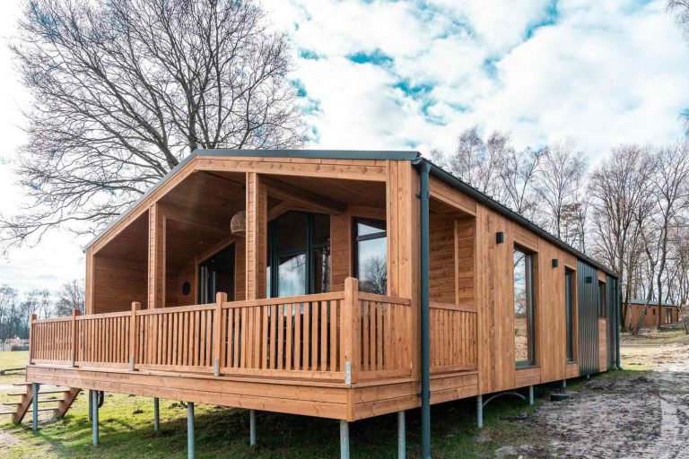 Lodge met zicht op het water voor 5 personen op Resort Wilsumer Berge