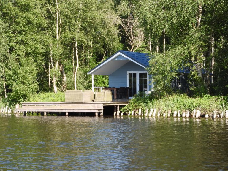 Vier persoons eco-chalet in natuurrijke omgeving.