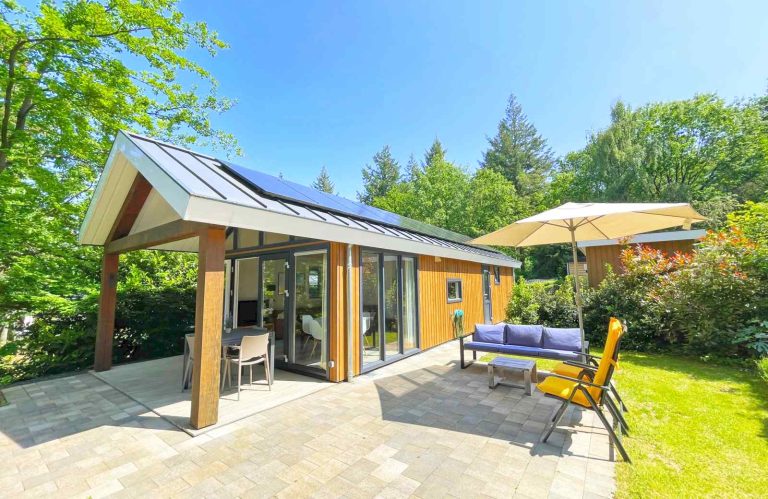 Mooi vierpersoons cottage met een overkapping op een vakantiepark in Rhenen