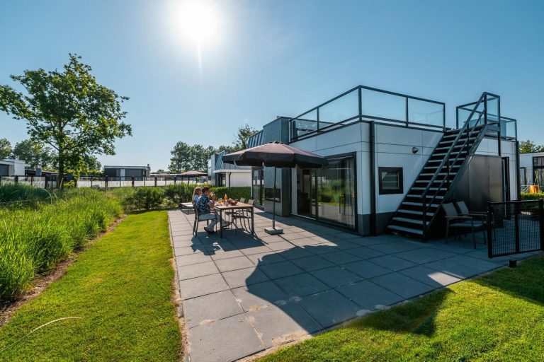 6-persoons vakantiewoning met terras en een dakterras op een vakantiepark in Breskens
