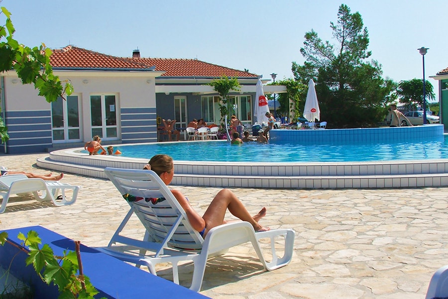 Autocamp Peros | Reserveren bij Flickmyhouse