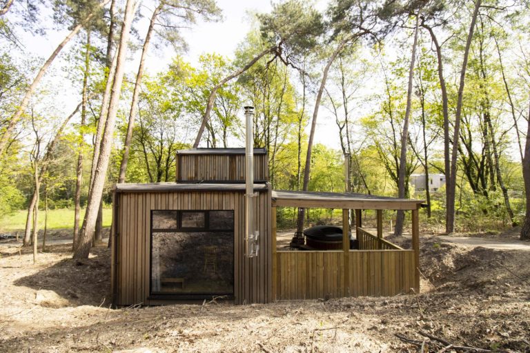 Tiny House voor 4 personen met hottub op vakantiepark met klimpark in Belgisch Limburg