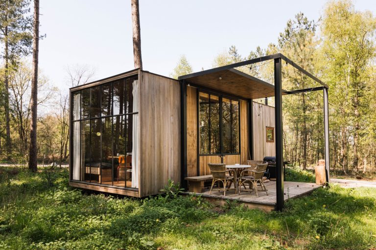 Tiny house voor 4 personen gelegen in het bos op vakantiepark met klimpark in België