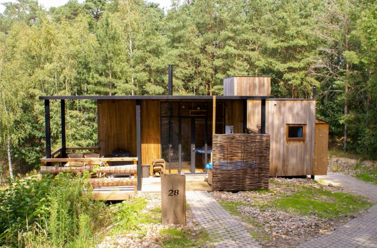 Tiny house voor 5 personen met hottub aan het water op een vakantiepark met klimpark