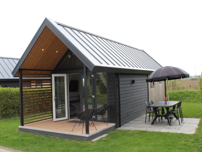 Tiny House voor 4 personen op recreatiepark Rhederlaagse Meren in Lathum