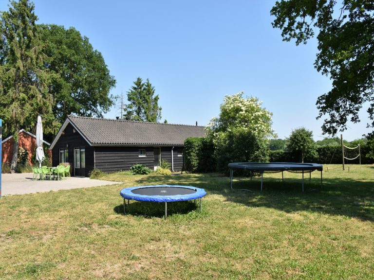 Mooi 10 persoons vakantiehuis op voormalig boerenerf met hottub!