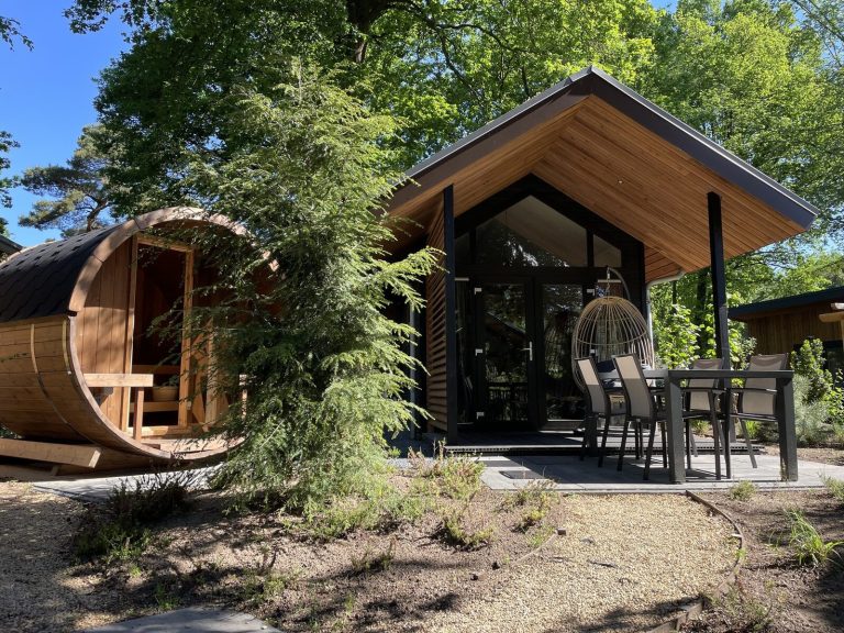 Tiny Lodge Eco 4 personen met sauna op een vakantiepark op de Veluwe