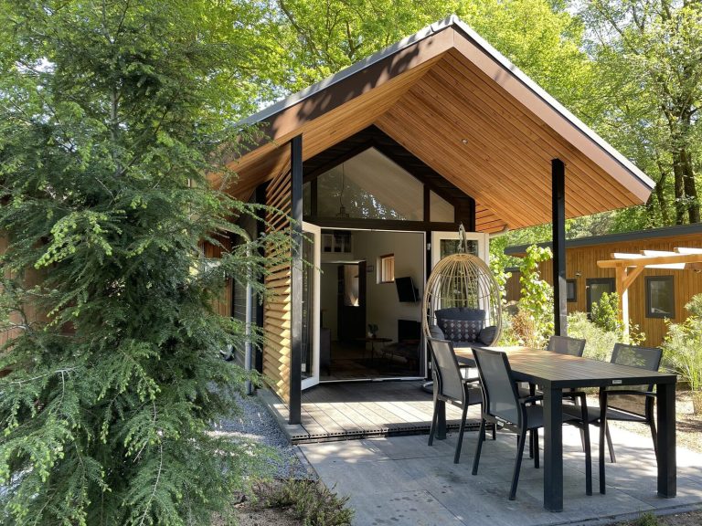 Tiny house Eco 4 personen met sauna en hottub op een vakantiepark op de Veluwe