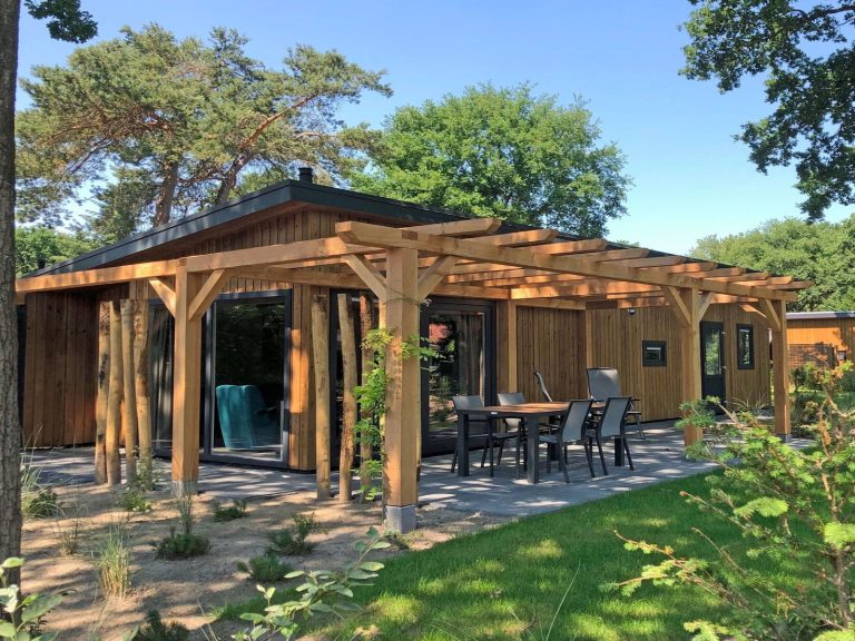 Vrijstaande en sfeervolle 6 persoons vakantiewoning met pergola op de Veluwe.