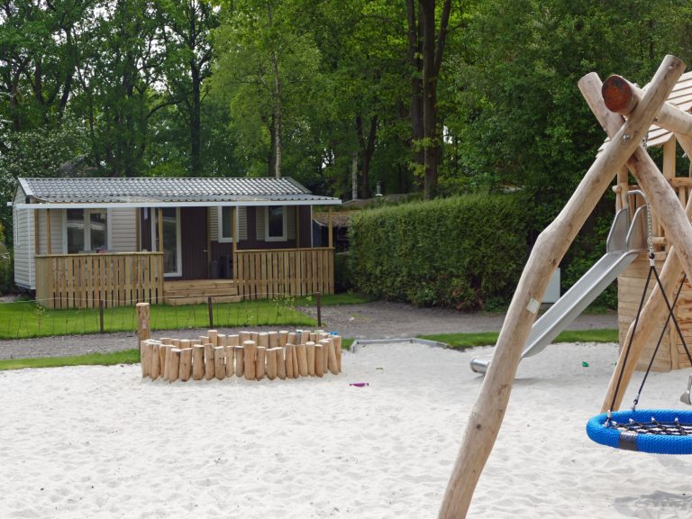Heerlijk 6 persoons chalet met veranda op camping in Wateren
