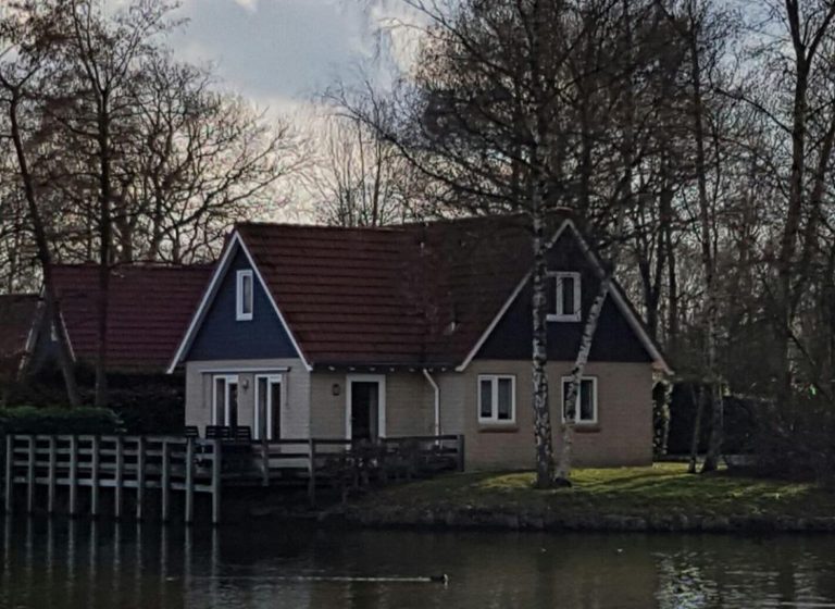 Vakantiehuis voor 6 personen gelegen aan het water op een vakantiepark in Westerbork
