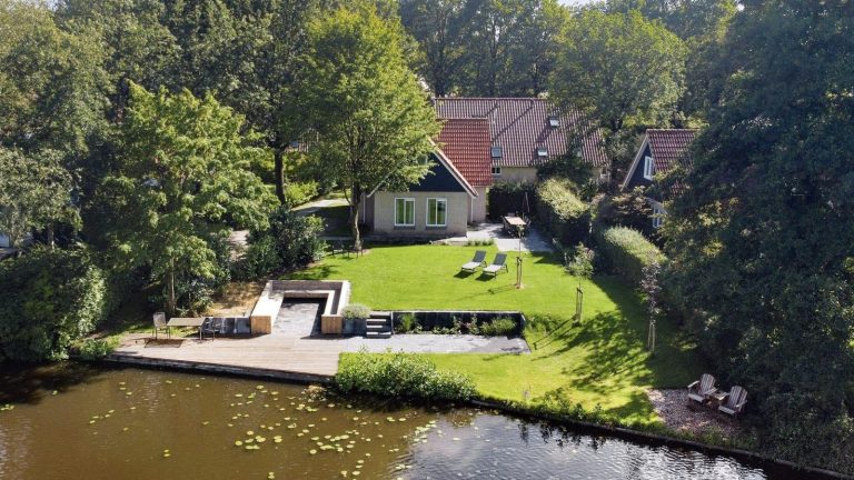 Comfortabel 8-persoons vakantiehuis aan het water in Westerbork