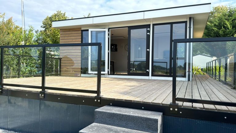 Modern ingericht chalet voor 4 personen op Vakantiepark Rhederlaagse Meren in Lathum
