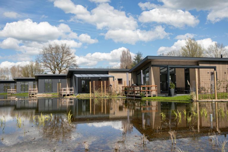 4 persoons chalet aan het water op een vakantiepark in Terwolde