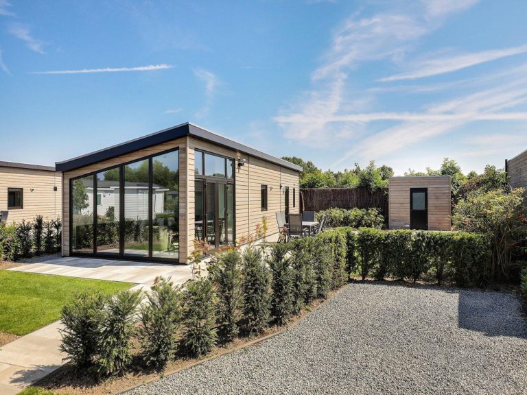 Luxe 6 persoons lodge in Nunspeet op een park aan het Veluwemeer