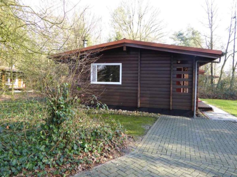 Zes tot zeven persoons Finse bungalow aan de rand van het bos