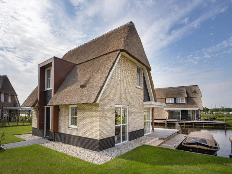 Luxe 6 persoons villa met Finse sauna aan het Tjeukemeer in Friesland