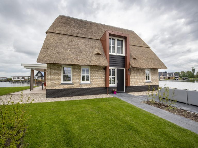 Luxe 12 persoons villa met sauna en bubbelbad aan het Tjeukemeer in Friesland