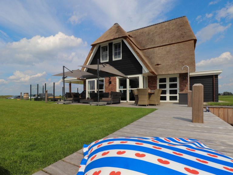 Luxe 14 persoons villa met Finse sauna aan het Tjeukemeer in Friesland