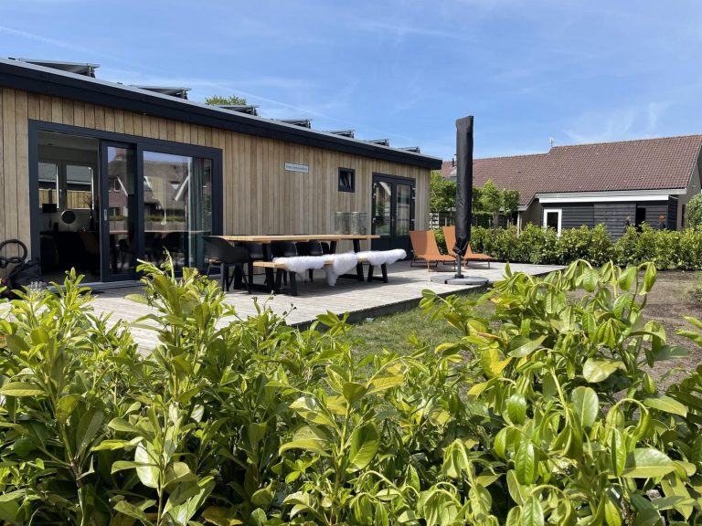 Prachtig 4 persoons chalet aan het water gelegen in Friesland