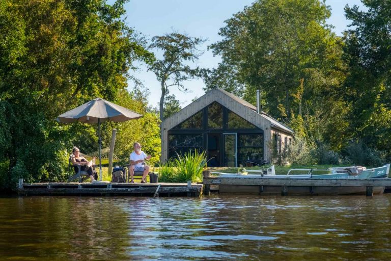 Prachtig 6 persoons waterlodge aan het water gelegen in Friesland