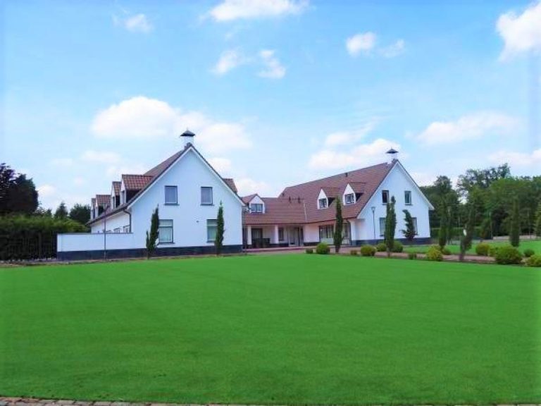 Luxe 30 persoons groepsaccommodatie met sauna en eigen zwembad in Kessel