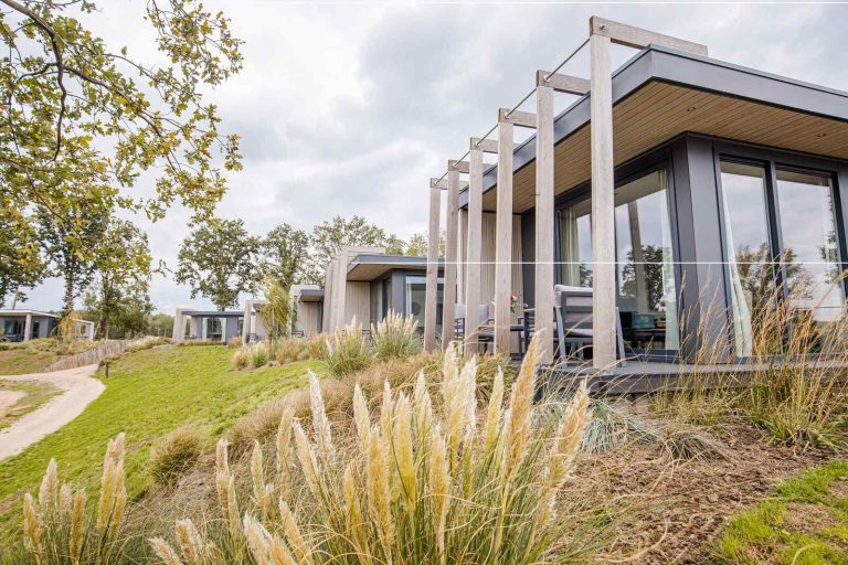 4-persoons lodge met uitzicht over het strand en de haven op vakantiepark Leukermeer