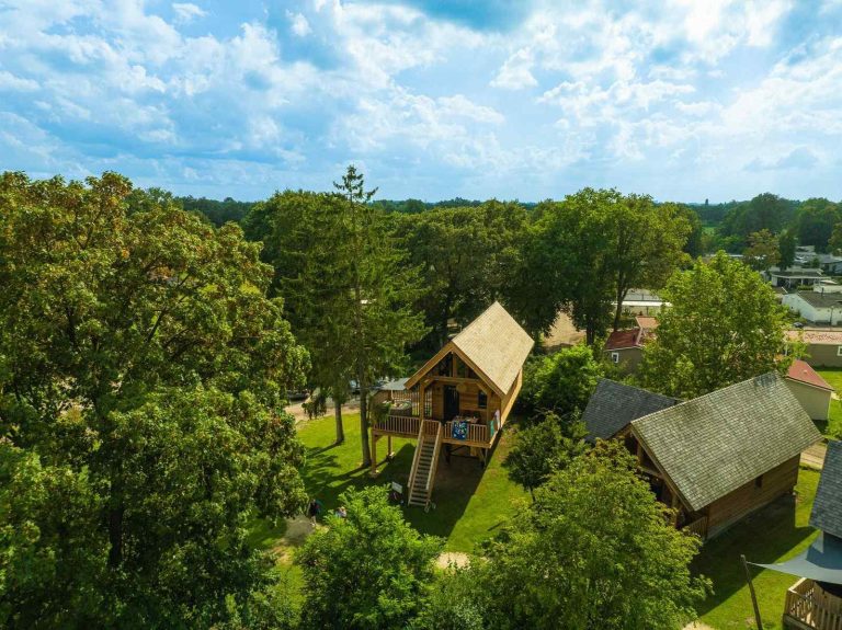 Luxe 4 persoons vakantiehuis op palen met hottub in Uden