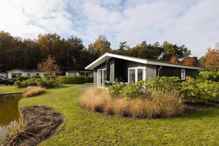 Comfortabele lodge aan het water voor 6 personen op vakantiepark Molenvelden in Veldhoven