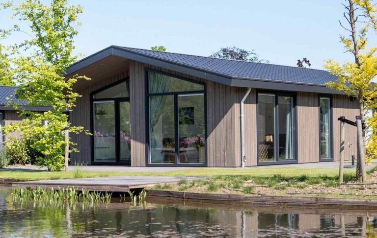 4 persoons lodge gelegen aan het water op vakantiepark Molenvelden in Veldhoven